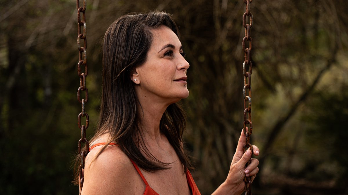 Viviane Antonio em momento de reflexão